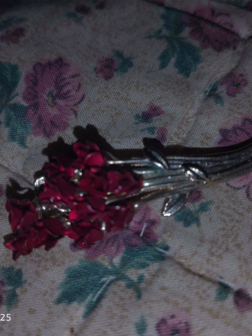 VINTAGE Signed DM 97 RED ROSES BOUQUET OF FLOWERS BROOCH PIN Gold Tone Excellent